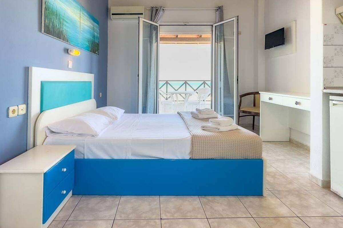 Double or Twin Room, Sea View | In-room safe, laptop workspace, free WiFi, bed sheets