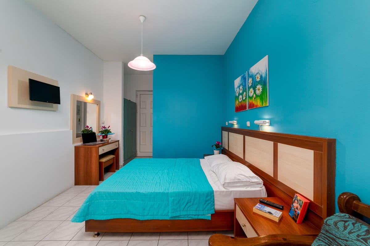 Triple Room | In-room safe, laptop workspace, free WiFi, bed sheets