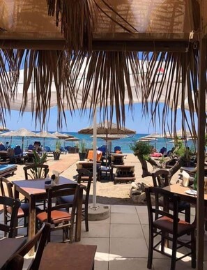 Ontbijt, serveert lunch, diner, Griekse gerechten, stranduitzicht