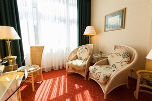 Classic-Doppelzimmer (elevator up to 2nd floor only) | Wohnbereich | Flachbildfernseher