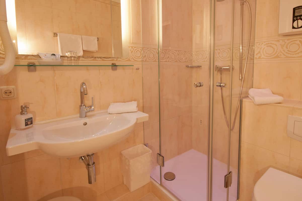 Kostenlose Toilettenartikel, Haartrockner, HandtĂŒcher