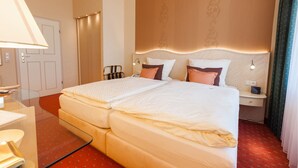 A double bed with a headboard, bedside tables, a desk, and a lamp. - Park-Hotel Timmendorfer Strand (Timmendorfer Strand)