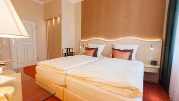 Minibar, Zimmersafe, Schreibtisch, Bügeleisen/Bügelbrett