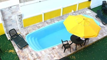 Piscina externa, espreguiçadeiras