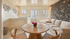 Suite ejecutiva, bañera de hidromasaje, vistas al mar | Zona de estar | Televisión de pantalla plana de 32 pulgadas con canales por satélite