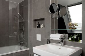 Comfort Double Room | Bathroom | Shower, hair dryer, towels - Hotel ZOE by AMANO (Berlin)