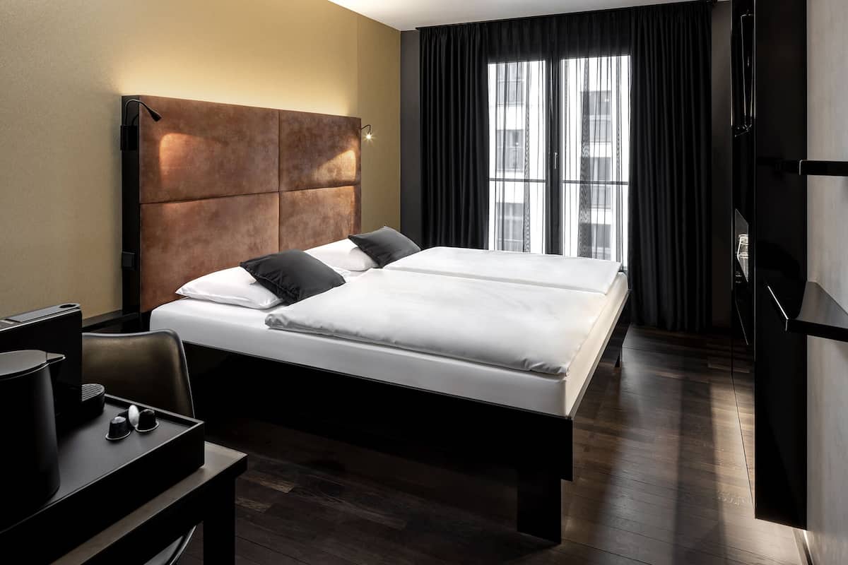 Comfort Double Room | Peti besi dalam bilik, meja, kalis bunyi, seterika/papan seterika