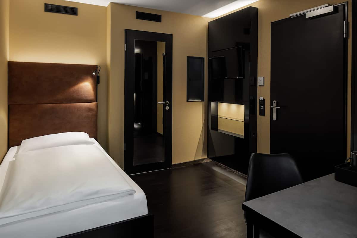 Economy Single Room | Peti besi dalam bilik, meja, kalis bunyi, seterika/papan seterika