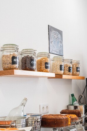 Café da manhã com buffet grátis todos os dias
