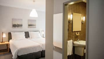 Quarto duplo superior, 2 camas de solteiro, sacada | Individualmente decorados, individualmente mobiliados, escrivaninha