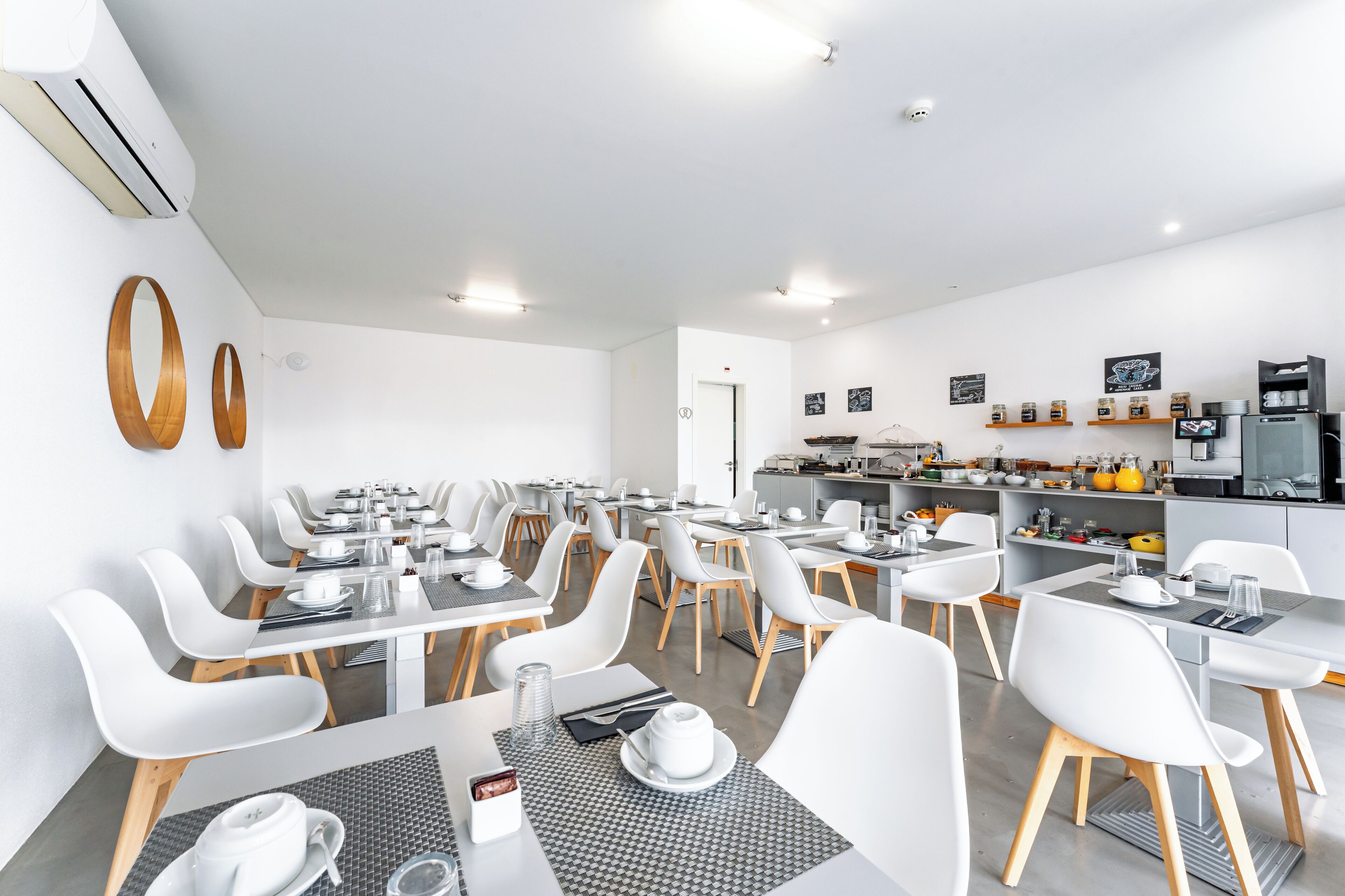 بوفيه فطور مجانًا يوميًا