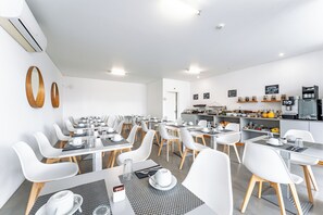 Café da manhã com buffet grátis todos os dias