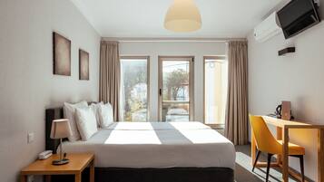 Senior Twin Room, 2 Single Beds, Accessible | Individually decorated, individually furnished, desk, laptop workspace