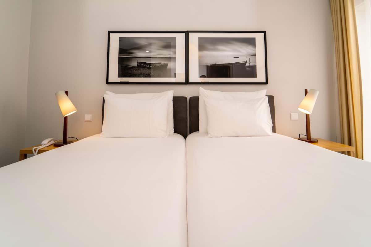 Habitación superior con 2 camas individuales, 2 camas individuales, balcón | Decoración individual, mobiliario individual, escritorio