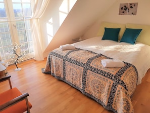 Dobbeltrom, balkong, dalutsikt | Minibar, safe på rommet, individuelt dekorert og individuelt innredet