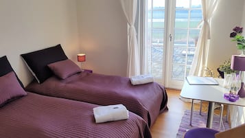 Doppel- oder Zweibettzimmer, Terrasse, Talblick | Minibar, Zimmersafe, individuell dekoriert, individuell eingerichtet