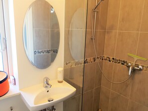 Habitación con 1 cama matrimonial o 2 individuales, Terraza, vista al valle | Baño | Regadera, secadora de cabello, toallas 