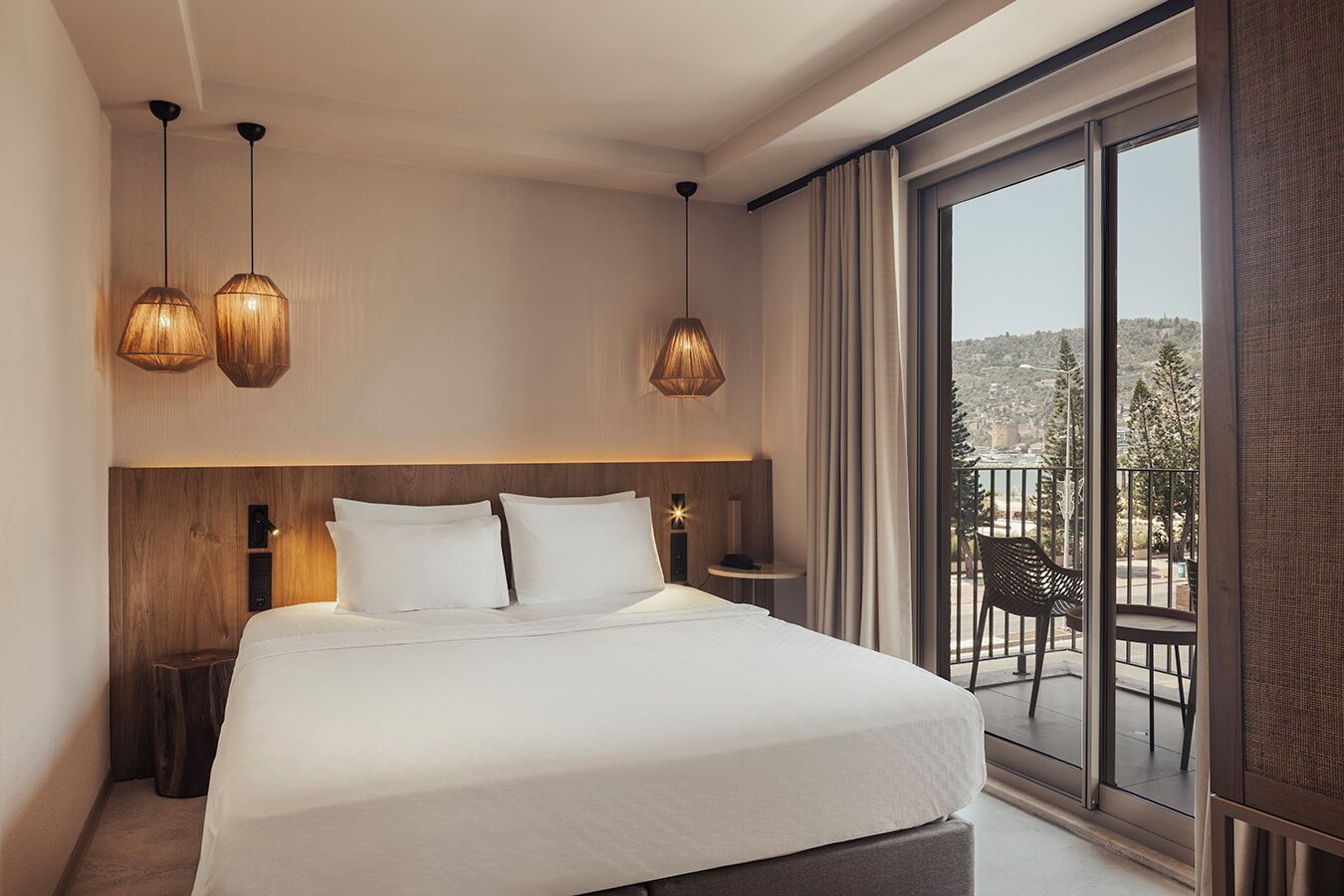 Chambre, vue partielle sur la mer, dans l’édifice annexe | Minibar, décor unique, ameublement unique, bureau