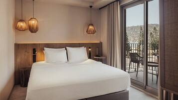 Chambre, vue partielle sur la mer, dans l’édifice annexe | Minibar, décor unique, ameublement unique, bureau