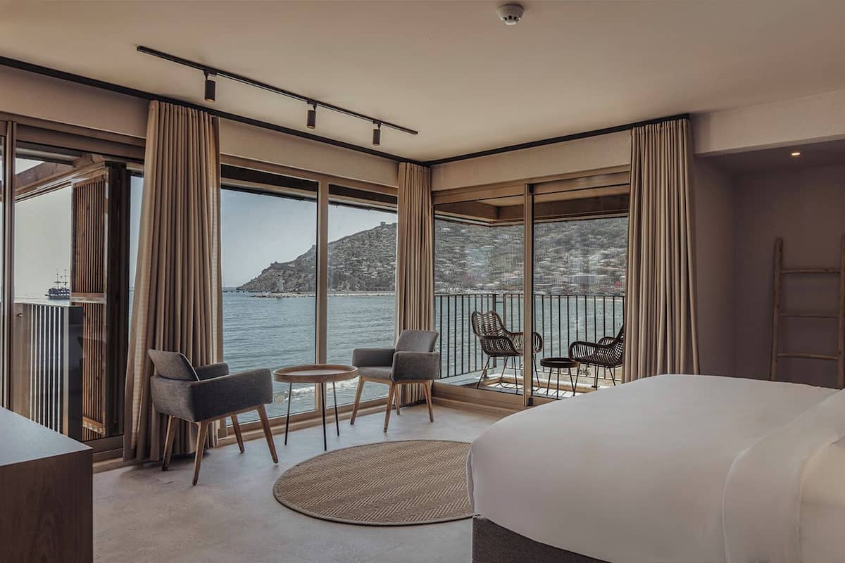 King Suite, Sea View, Main Building | Minibar, individuell dekoriert, individuell eingerichtet, Schreibtisch