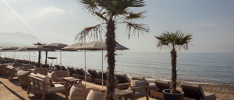 Spiaggia privata, cabine (a pagamento), lettini da mare, ombrelloni