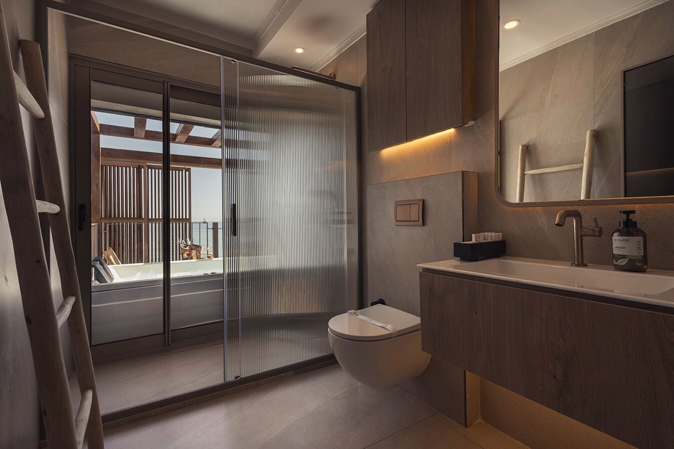 Shower, rainfall showerhead, free toiletries, hair dryer