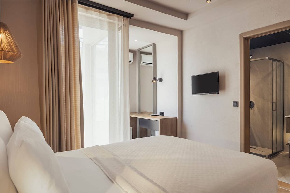 Minibar, decoración personalizada, muebles diferentes y escritorio