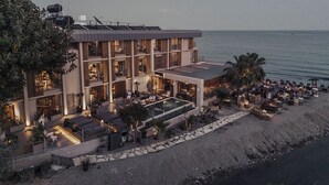 A beachfront hotel with multiple floors, outdoor seating, and a pool. - En Vie Beach Boutique Hotel - Adult Only (Alanya)