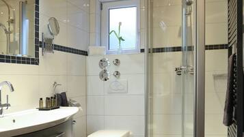 Dusche, kostenlose Toilettenartikel, Haartrockner, Bademäntel