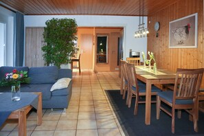Apartment, 2 Schlafzimmer, Terrasse | Wohnbereich | Flachbildfernseher, Videospielkonsole, DVD-Player, iPod-Dockingstation