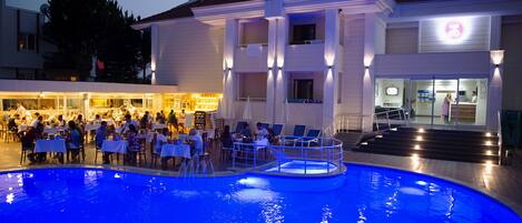 Bar au bord de la piscine