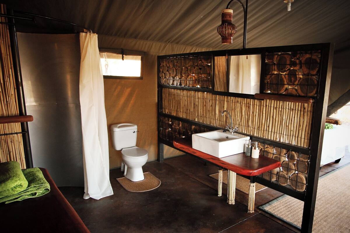 Ein Badezimmer mit Toilette, Waschbecken und Duschvorhang.