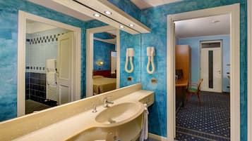 Suite, Whirlpool | Badezimmer | Kostenlose Toilettenartikel, Haartrockner, Hausschuhe, Bidet