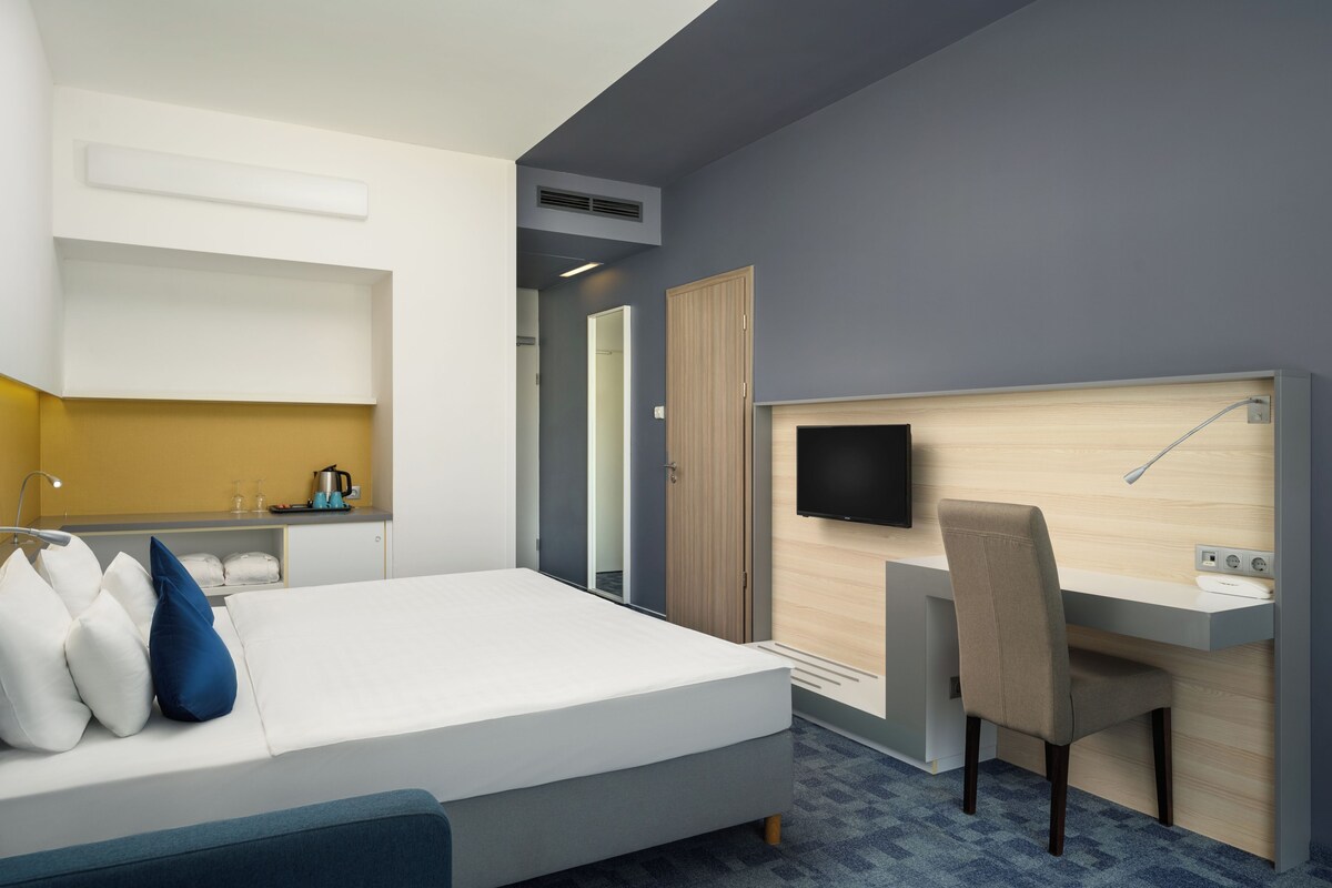 Minibar, in-room safe, blackout drapes, WiFi (free)