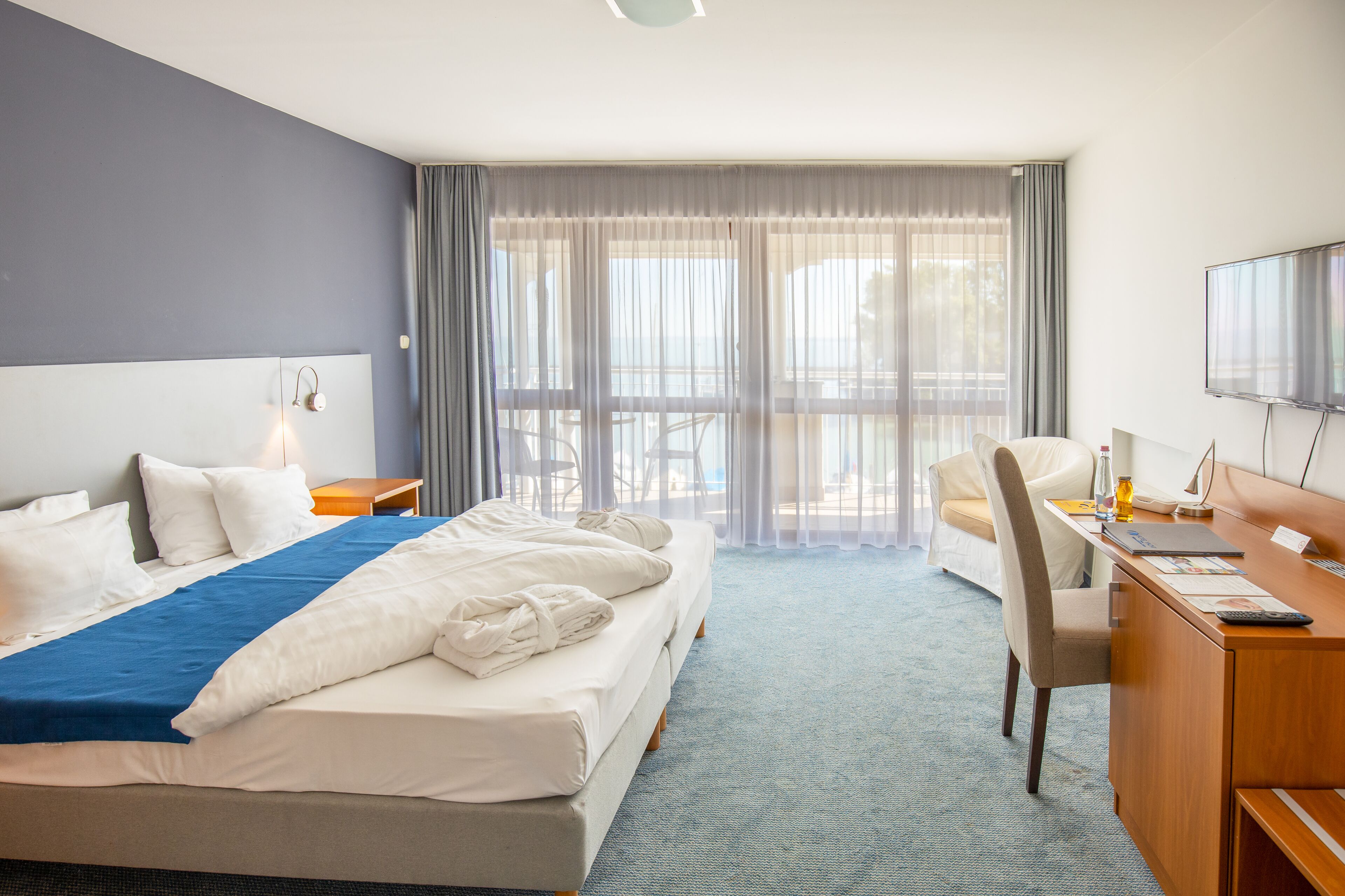 family room (classic) | minibar, in-room safe, desk, blackout curtains