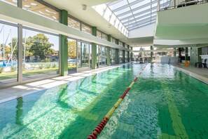 2 sisäuima-allasta avoinna 8.00–20.00, aurinkotuoleja