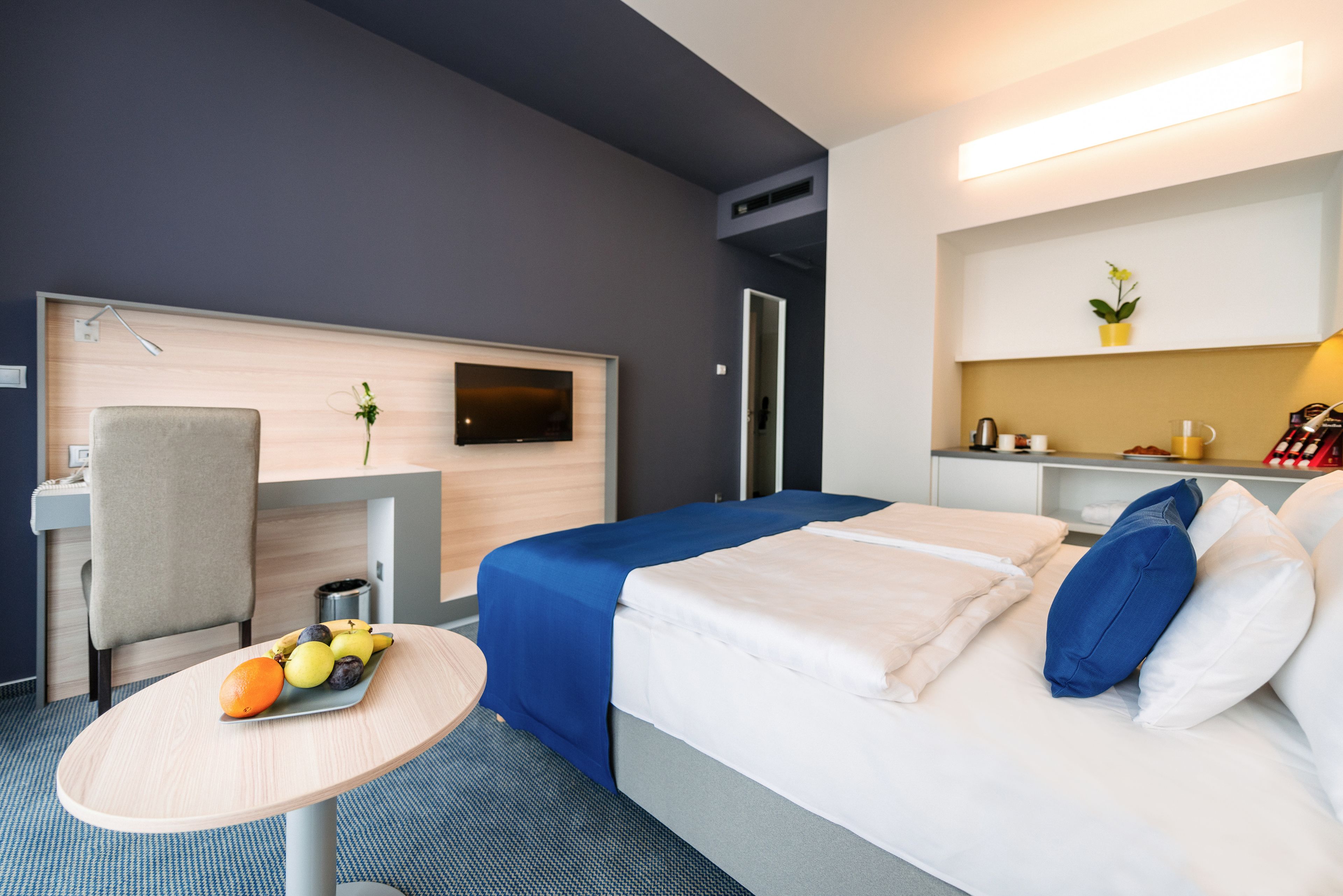 Minibar, caixa forta a l'habitació, escriptori i cortines opaques 