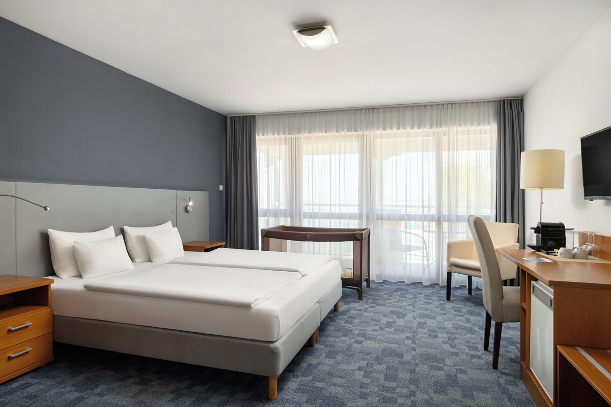 Family Room (Classic) | Minibar, in-room safe, blackout drapes, WiFi (free)