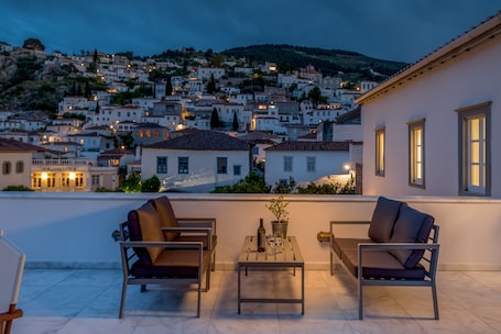 Executive Apartment | Premium bedding, in-room safe, individually decorated, soundproofing. Hydras Chromata