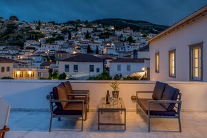 Ropa de cama de alta calidad y caja de seguridad en la habitación 