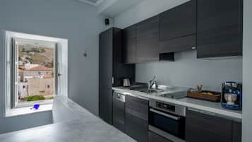 Departamento ejecutivo | Cocina privada | Refrigerador, cafetera de espresso y cafetera y tetera