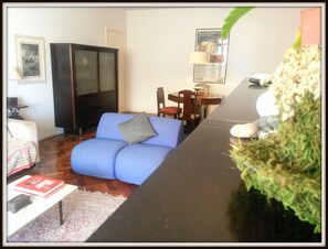 Habitación estándar, baño compartido | Sala de estar | Televisión LCD 