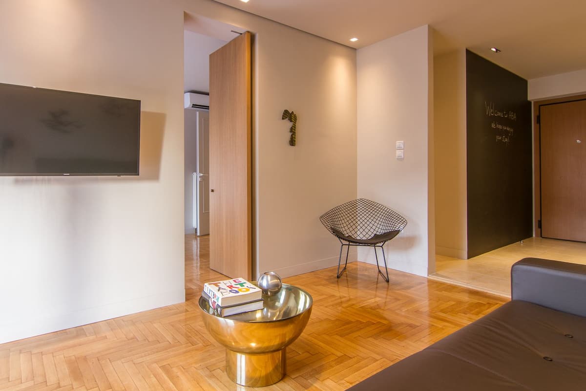Leilighet – junior (Veikou 61 str, zip code 11741) | Oppholdsrom | LCD-TV
