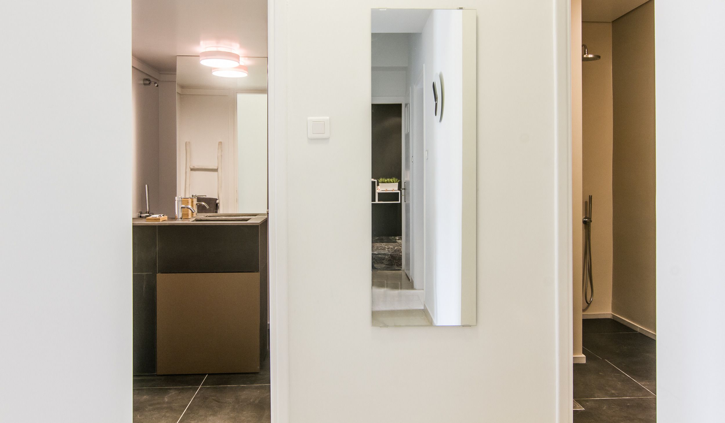 Grand-lejlighed (Vourvachi 11-13 str, zip code 11742) | Badeværelse | Bruser, designertoiletartikler, hårtørrer, håndklæder