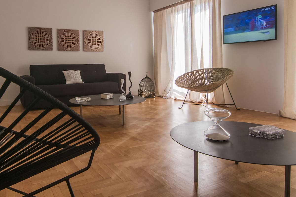 Appartement Majestueux (Vourvachi 11-13 str, zip code 11742) | Salle de séjour | Télévision LCD