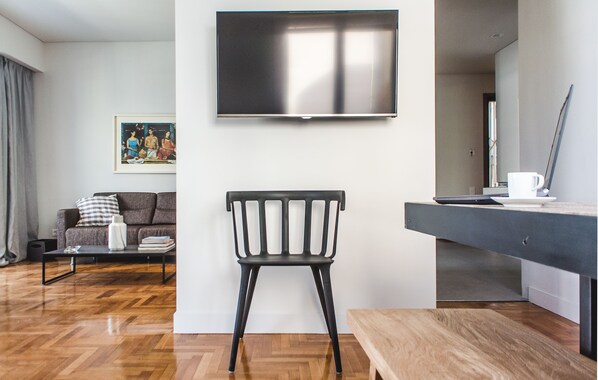 Acropolis View Apartment (Korizi 1 str, 11745) | 거실 공간 | LCD TV