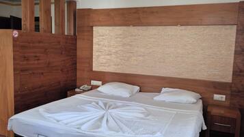 Minibar, sistema de insonorización y ropa de cama