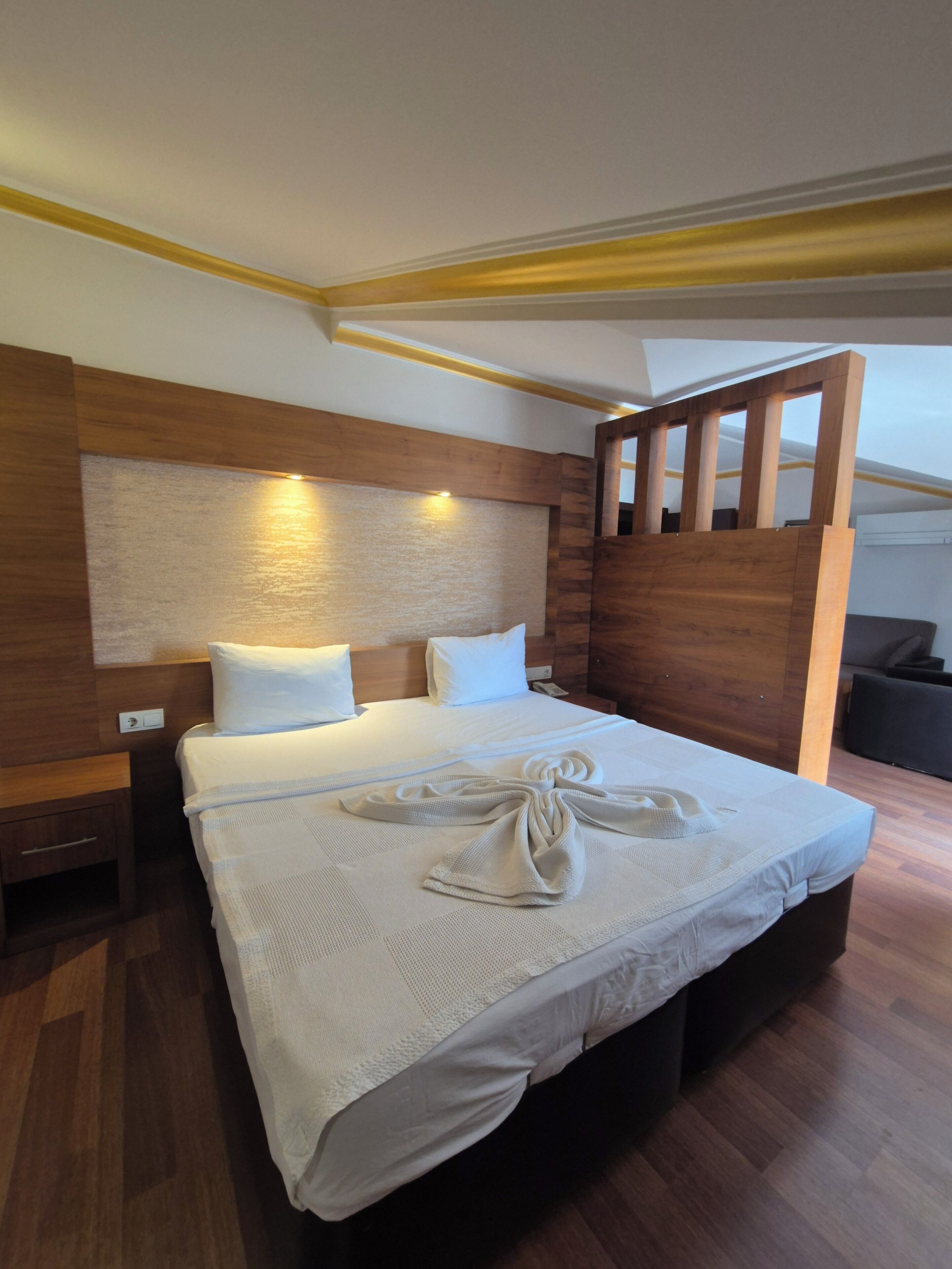 Suite | Minibar, soundproofing, bed sheets