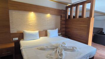 Suite | Minibar, soundproofing, bed sheets