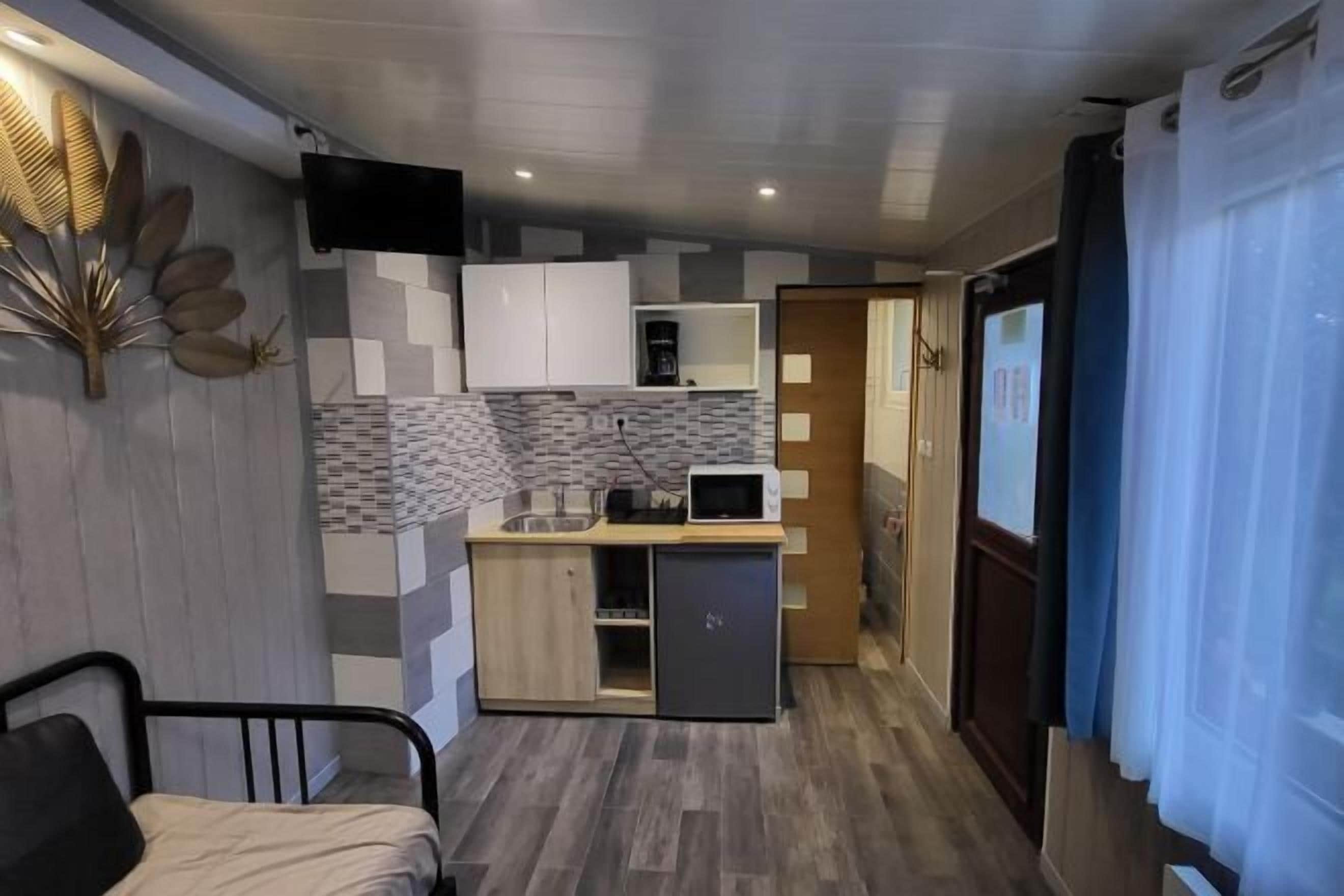 Een bureau, een strijkplank/strijkijzer, gratis wifi, beddengoed